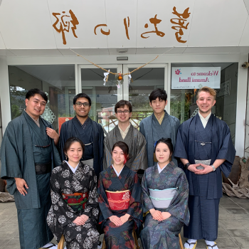 菠菜网lol正规平台 Students on a sponsored trip to Japan